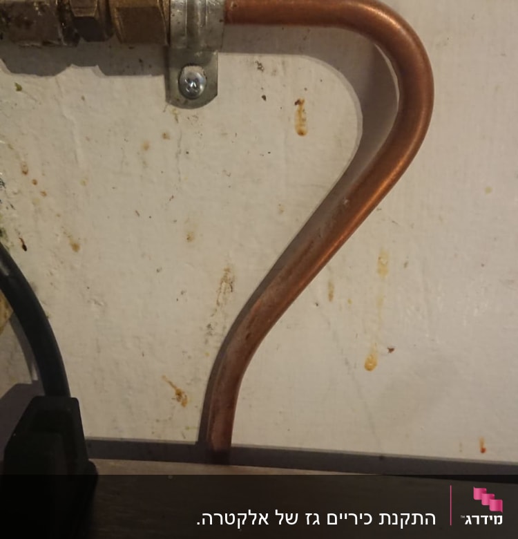 צינור נחושת מחובר לקיר עם תושבת מתכת